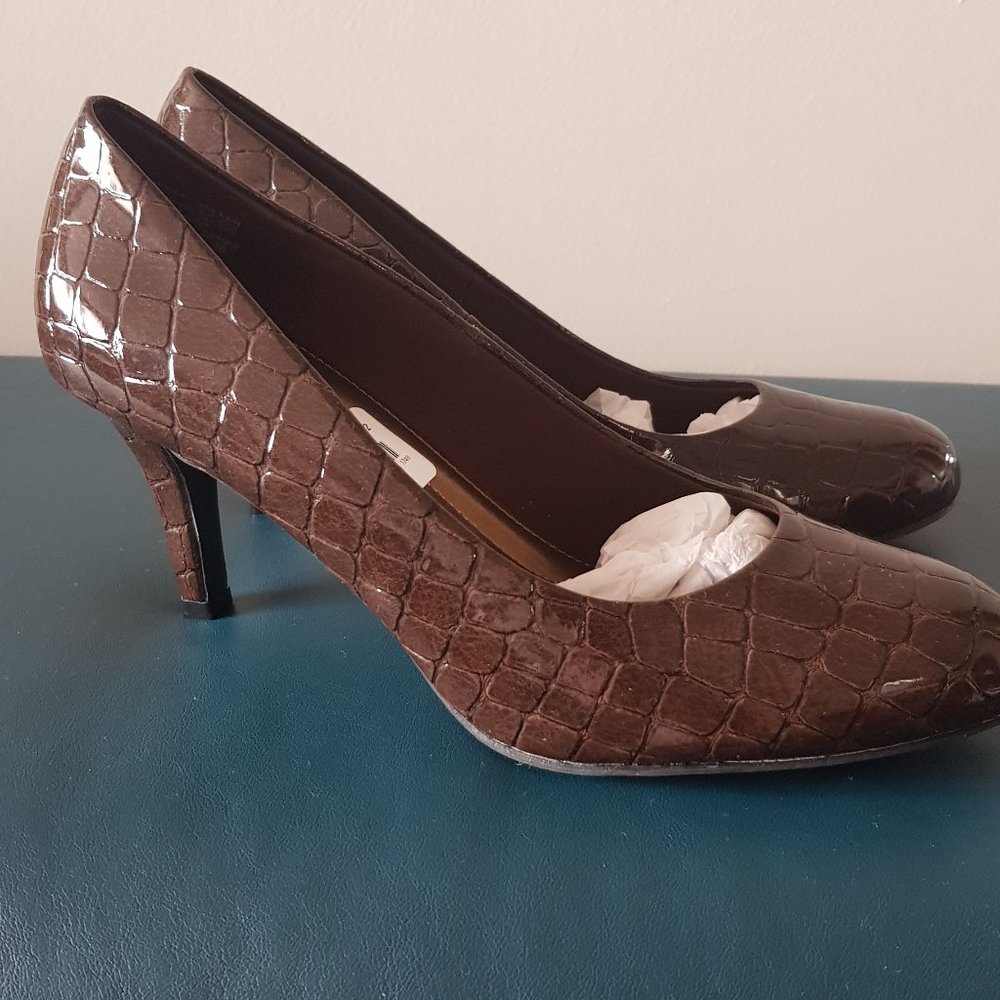 Ladies heels shoes size 8.5